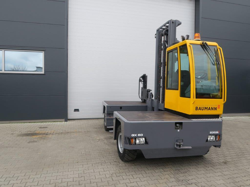 Baumann Baumann GX60L/14/75TR - TRIPLEX - Oldalrakodó targoncá: 1 kép. Baumann Baumann GX60L/14/75TR - TRIPLEX - Oldalrakodó targoncá: 1 kép.