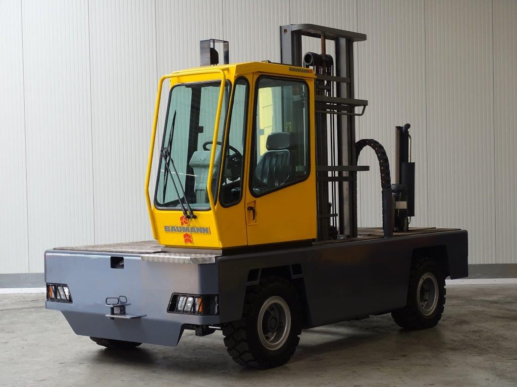 Baumann DX50/14/51TR - TRIPLEX - Oldalrakodó targoncá: 1 kép. Baumann DX50/14/51TR - TRIPLEX - Oldalrakodó targoncá: 1 kép.