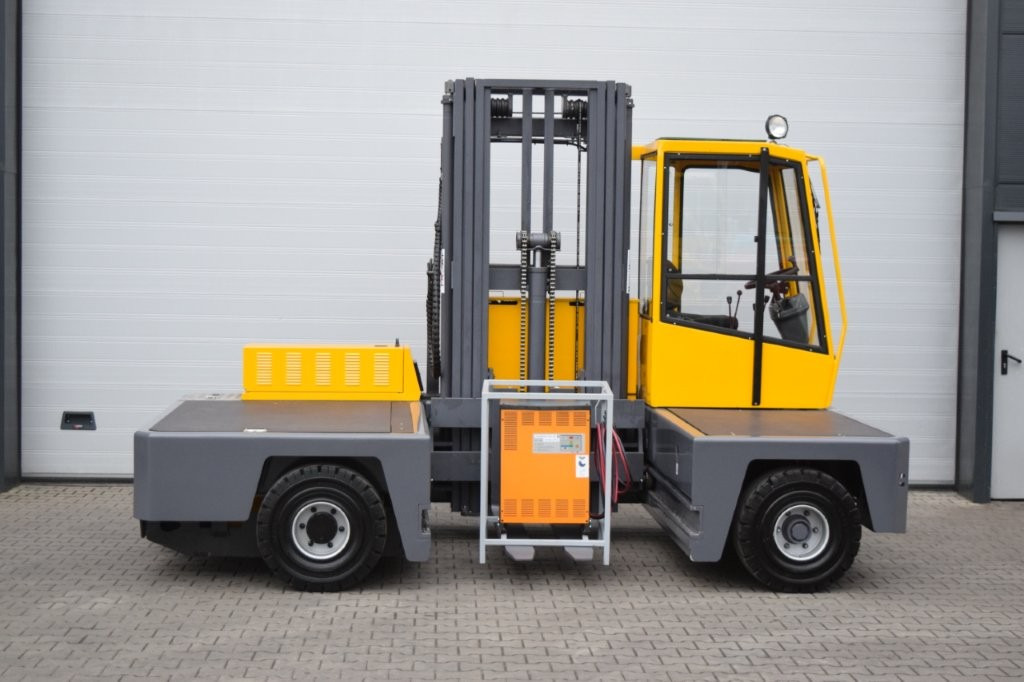 Baumann EHX40/14/60ST - TRIPLEX - Oldalrakodó targoncá: 1 kép. Baumann EHX40/14/60ST - TRIPLEX - Oldalrakodó targoncá: 1 kép.