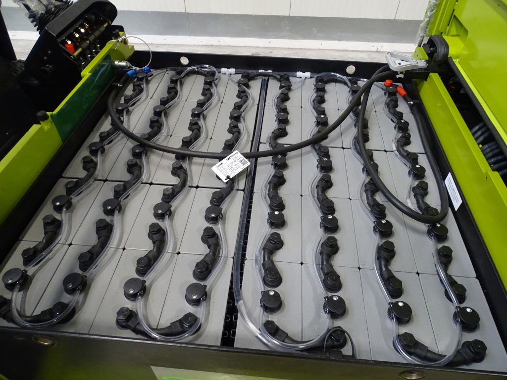 Clark GEX50 - Elektromos targonca: 2 kép. Clark GEX50 - Elektromos targonca: 2 kép.