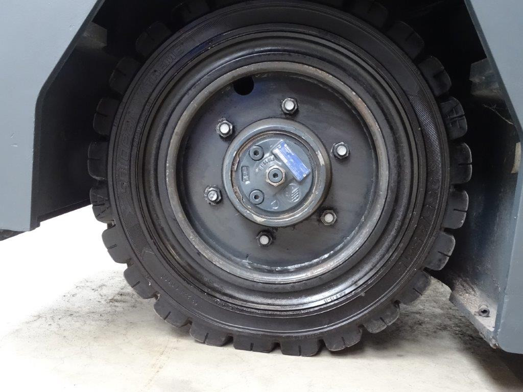 Combilift ESL5067 - REIFEN SE -TRIPLEX - Négyutas tolóoszlopos targoncá: 2 kép. Combilift ESL5067 - REIFEN SE -TRIPLEX - Négyutas tolóoszlopos targoncá: 2 kép.