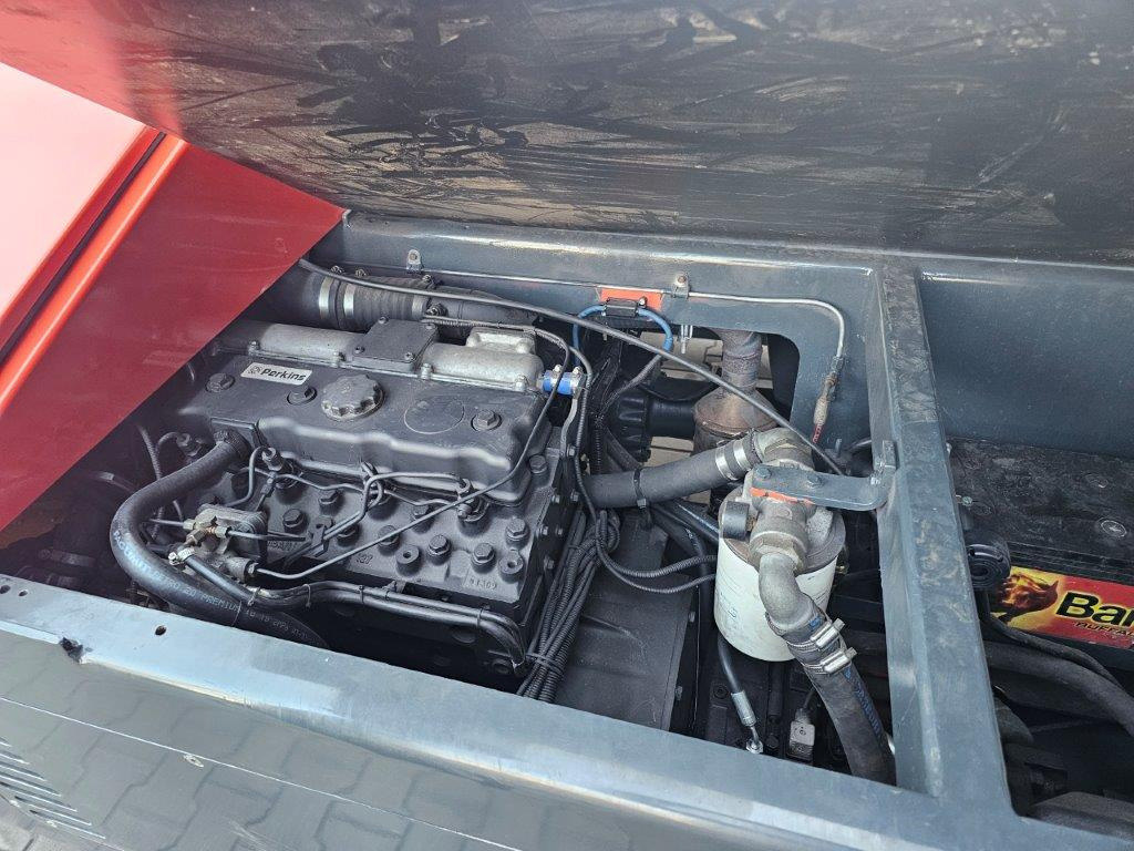 Fantuzzi SF60U - TRAVERSE - Oldalrakodó targoncá: 2 kép. Fantuzzi SF60U - TRAVERSE - Oldalrakodó targoncá: 2 kép.