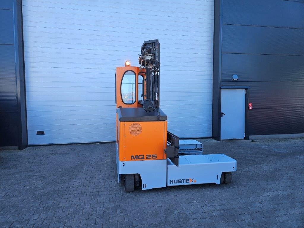 Hubtex MQ25 - TRIPLEX - Négyutas tolóoszlopos targoncá: 2 kép. Hubtex MQ25 - TRIPLEX - Négyutas tolóoszlopos targoncá: 2 kép.