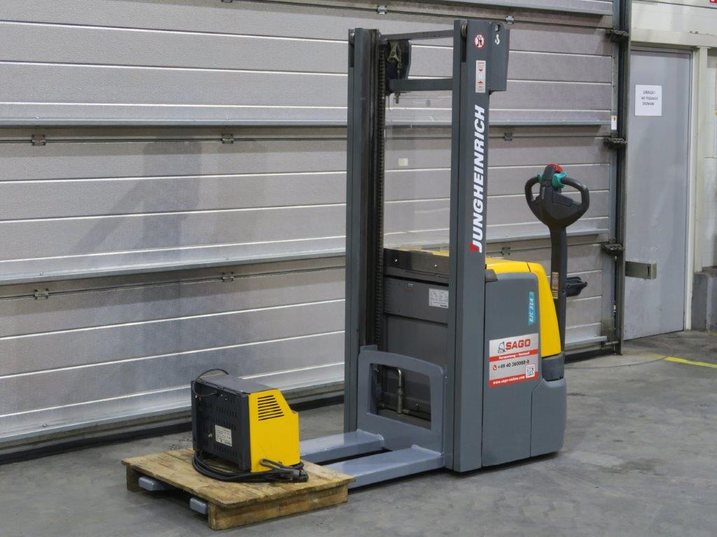 Jungheinrich EJC214 - Emelőtargoncá: 2 kép. Jungheinrich EJC214 - Emelőtargoncá: 2 kép.