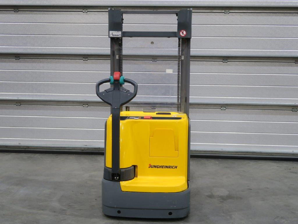 Jungheinrich EJC214 - Emelőtargoncá: 3 kép. Jungheinrich EJC214 - Emelőtargoncá: 3 kép.