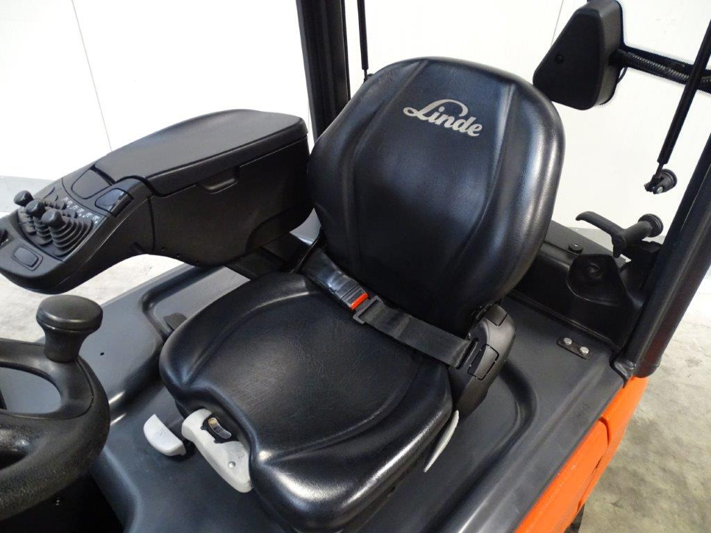 Elektromos targonca Linde E16P-02 - TRIPLEX: 7 kép. Elektromos targonca Linde E16P-02 - TRIPLEX: 7 kép.