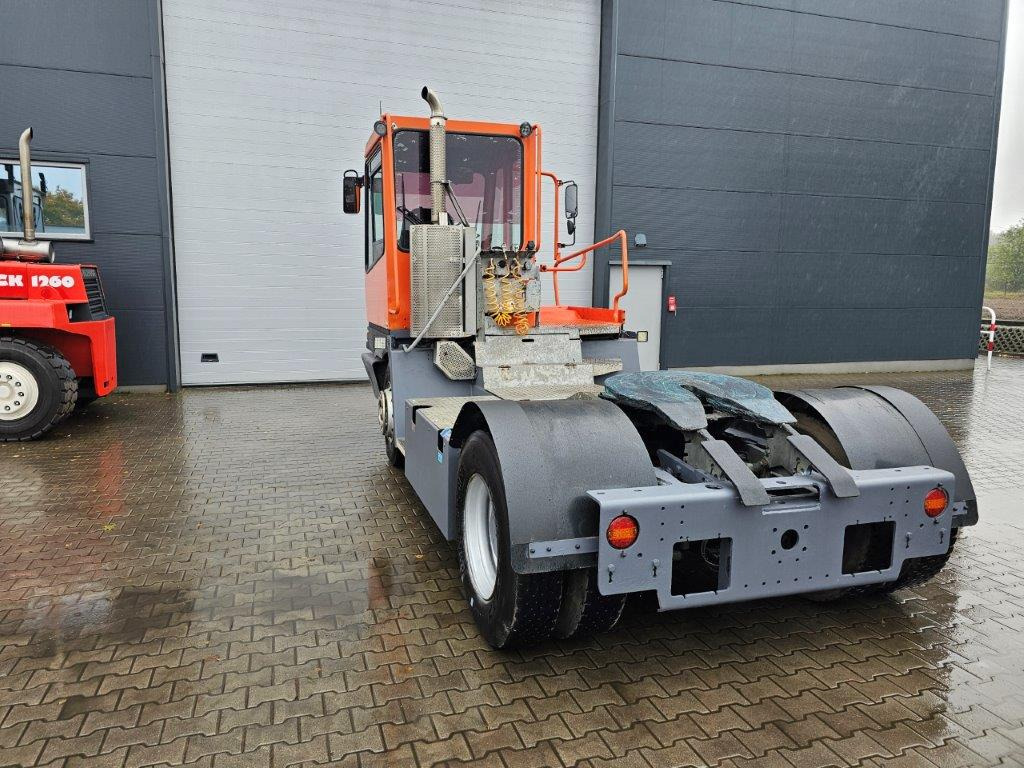 Terberg YT182 - Terminál targoncá: 5 kép. Terberg YT182 - Terminál targoncá: 5 kép.