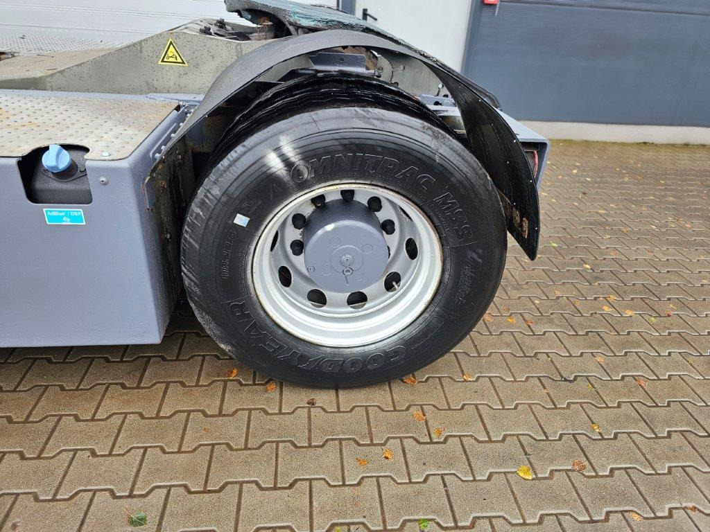 Terberg YT182 - Terminál targoncá: 2 kép. Terberg YT182 - Terminál targoncá: 2 kép.