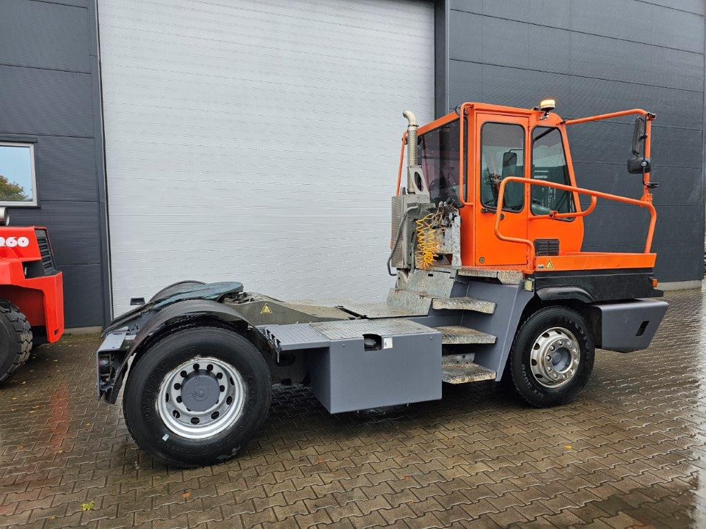 Terberg YT182 - Terminál targoncá: 3 kép. Terberg YT182 - Terminál targoncá: 3 kép.