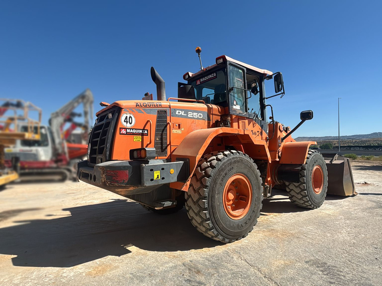 DOOSAN DL250-3 - Gumikerekes homlokrakodó: 4 kép. DOOSAN DL250-3 - Gumikerekes homlokrakodó: 4 kép.