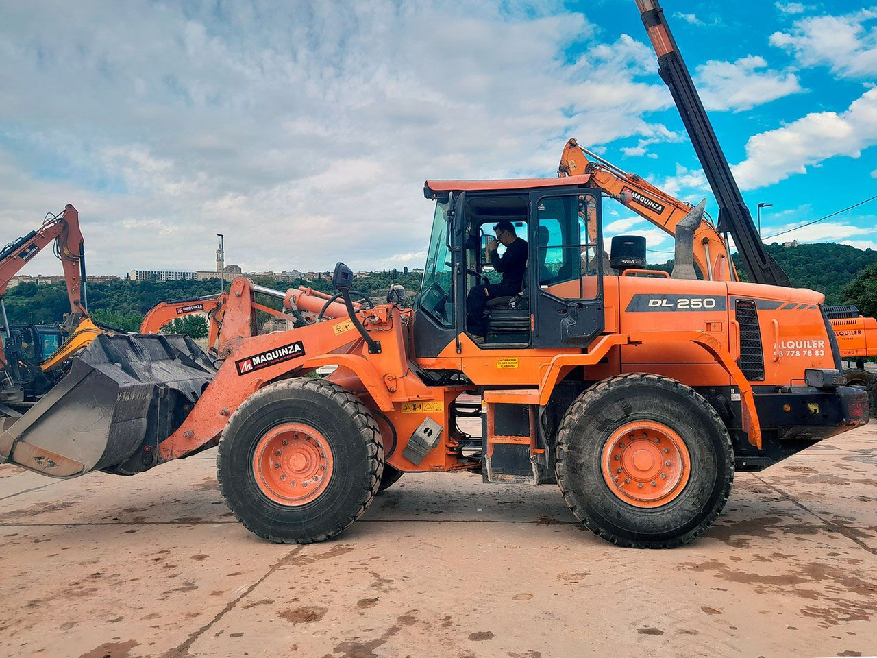 DOOSAN DL250-3 - Gumikerekes homlokrakodó: 1 kép. DOOSAN DL250-3 - Gumikerekes homlokrakodó: 1 kép.