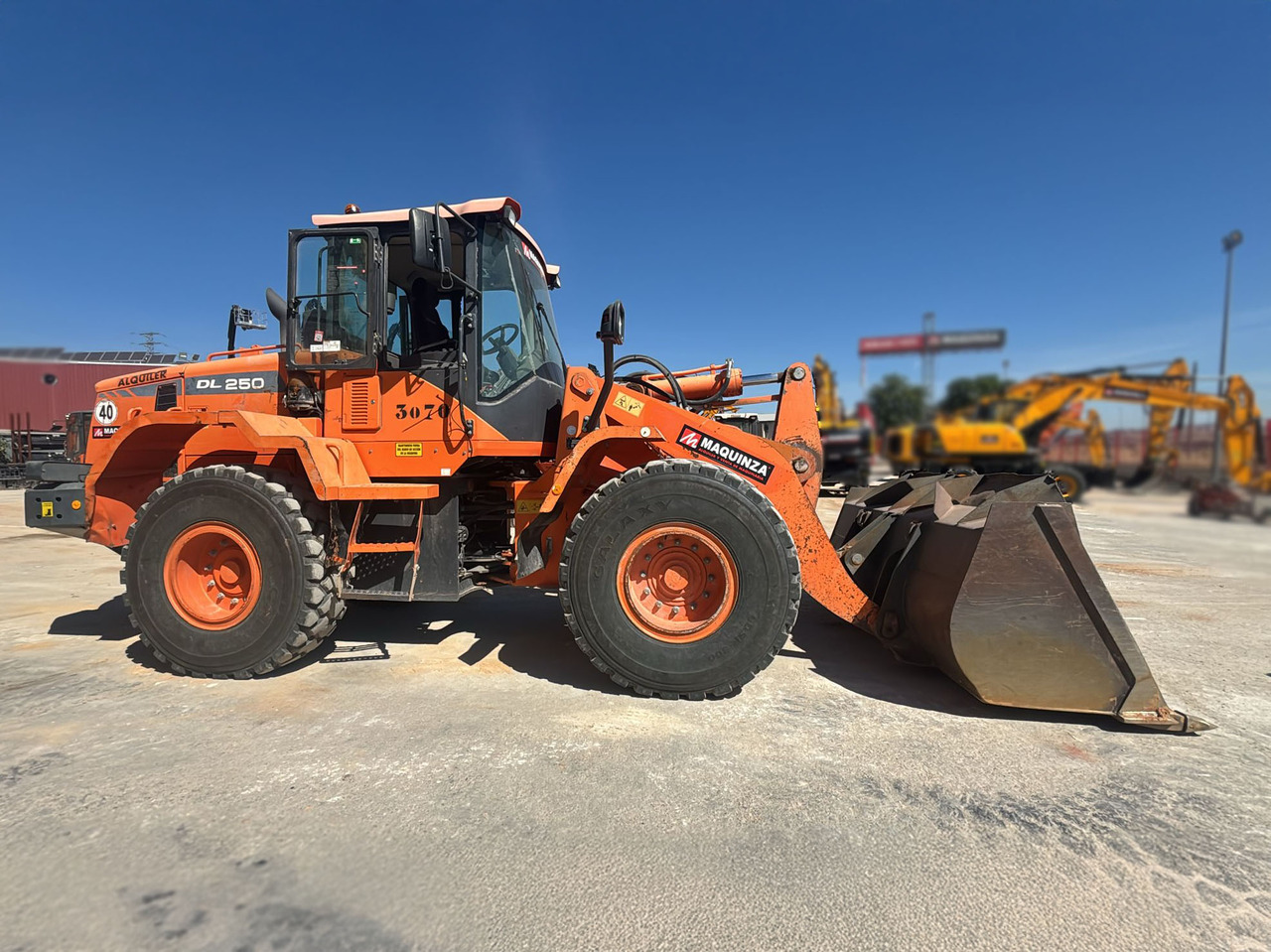 DOOSAN DL250-3 - Gumikerekes homlokrakodó: 1 kép. DOOSAN DL250-3 - Gumikerekes homlokrakodó: 1 kép.