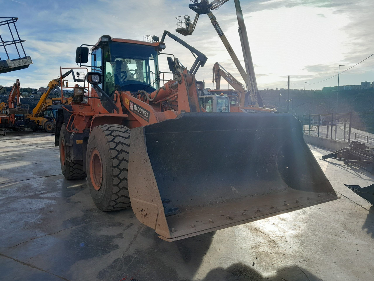 DOOSAN DL300 L/AUX - Gumikerekes homlokrakodó: 2 kép. DOOSAN DL300 L/AUX - Gumikerekes homlokrakodó: 2 kép.