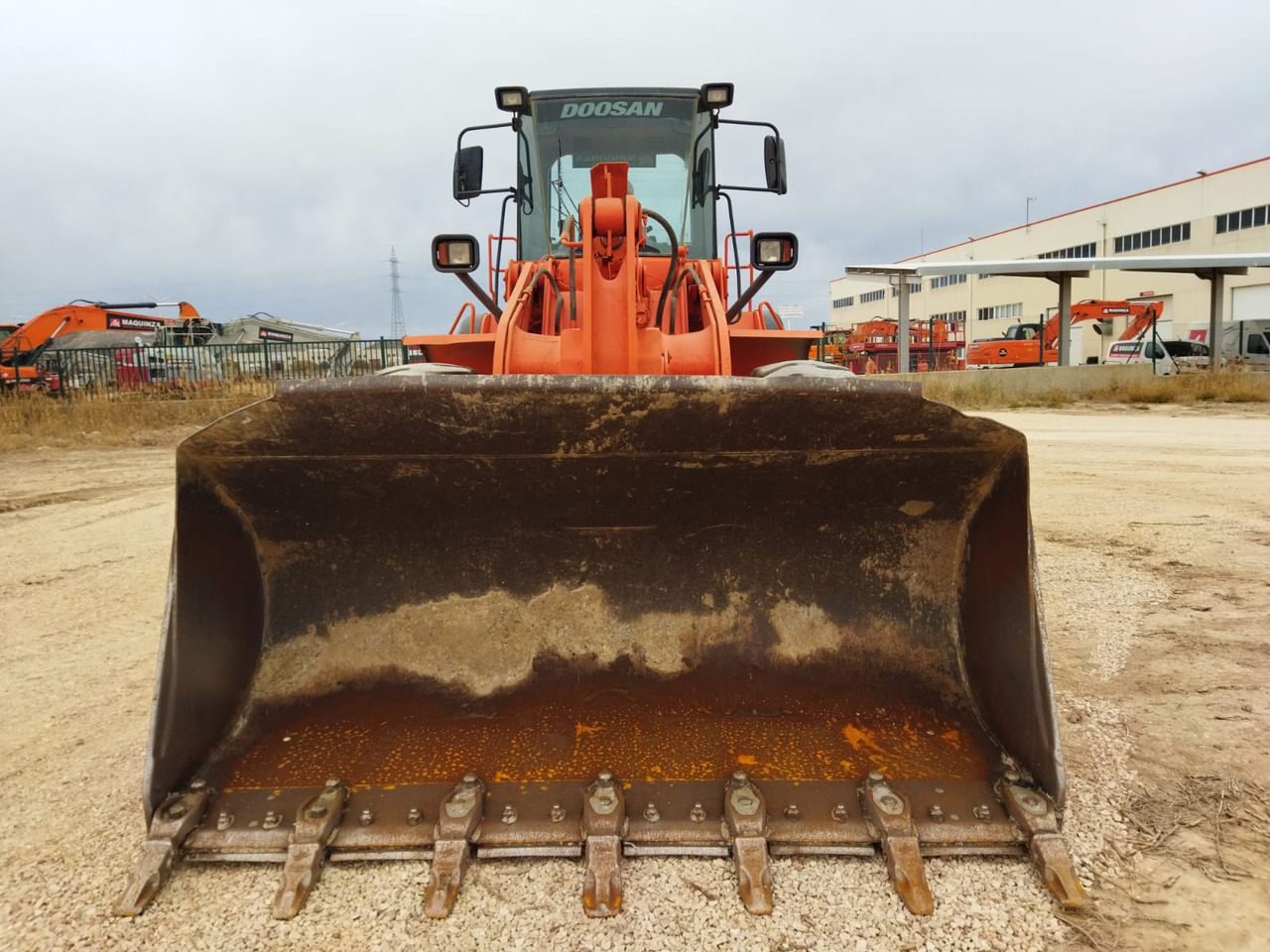 DOOSAN DL300 - Gumikerekes homlokrakodó: 4 kép. DOOSAN DL300 - Gumikerekes homlokrakodó: 4 kép.