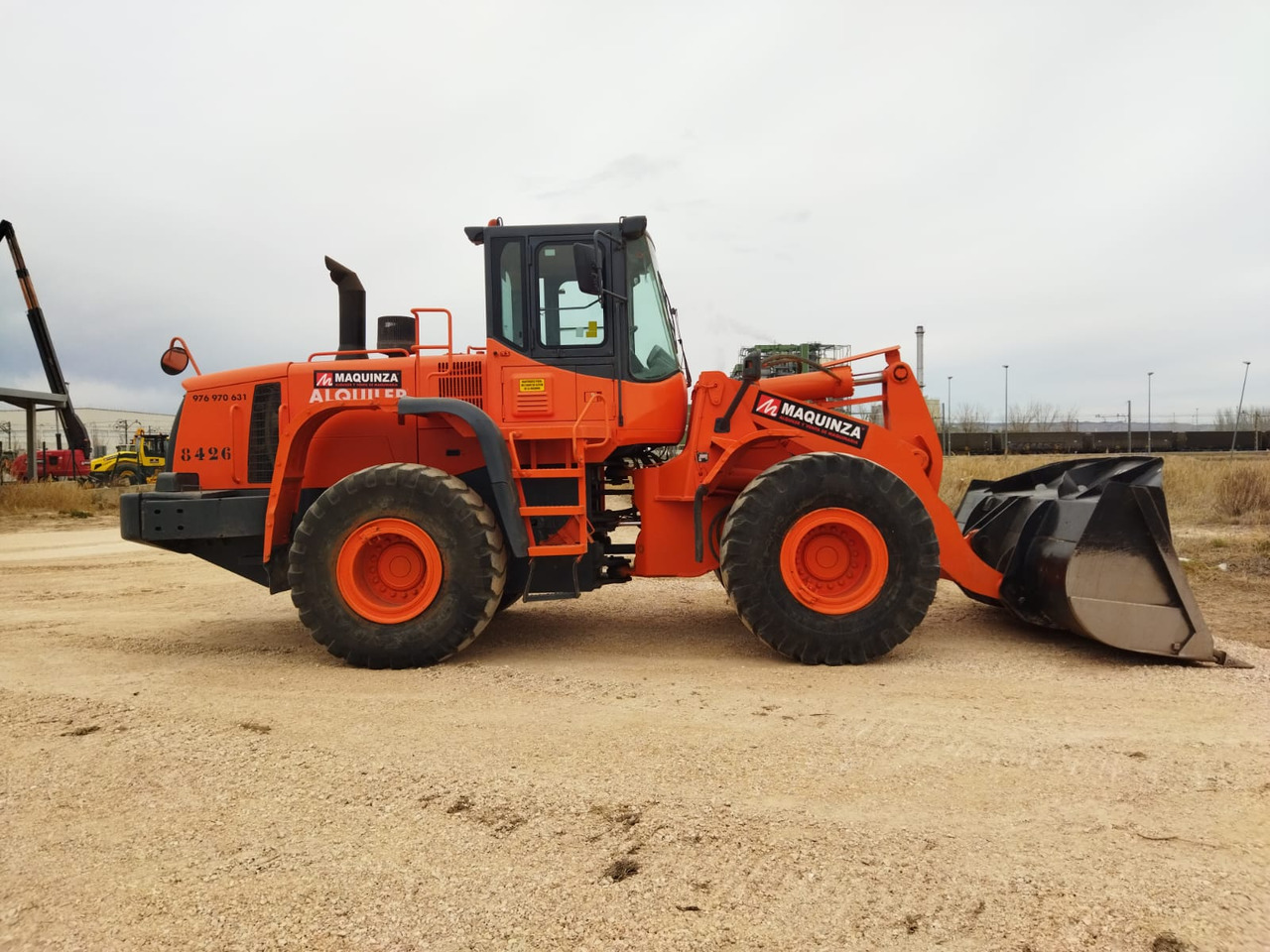 DOOSAN DL300 - Gumikerekes homlokrakodó: 3 kép. DOOSAN DL300 - Gumikerekes homlokrakodó: 3 kép.