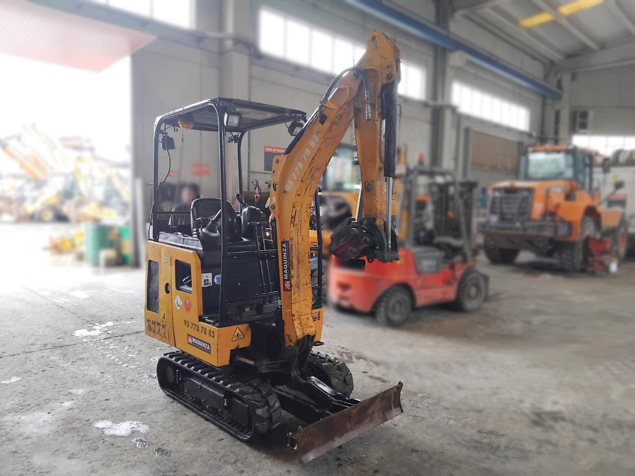 JCB 15C - Minikotró: 4 kép. JCB 15C - Minikotró: 4 kép.