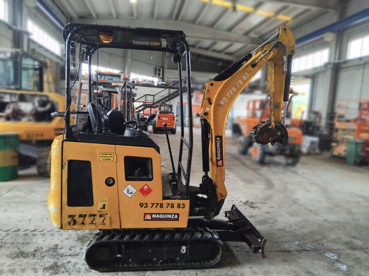 JCB 15C - Minikotró: 2 kép. JCB 15C - Minikotró: 2 kép.