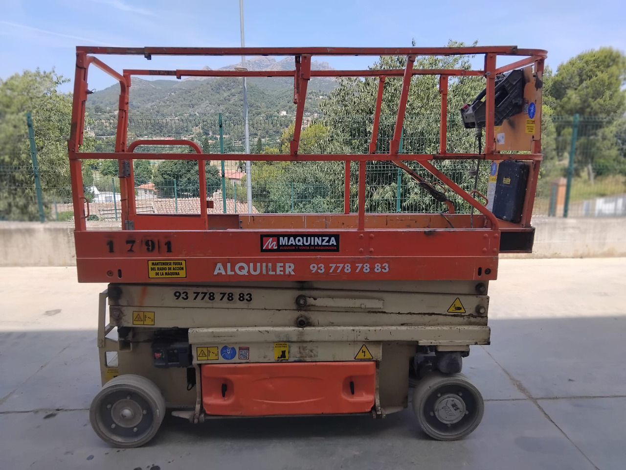 JLG 2030ES - Ollós emelő: 2 kép. JLG 2030ES - Ollós emelő: 2 kép.
