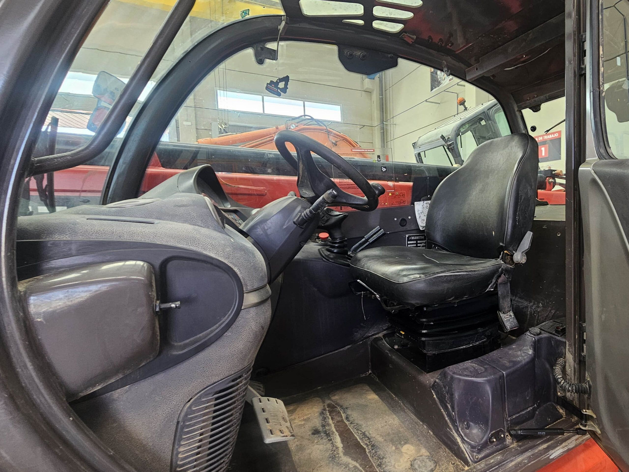 MANITOU MT1335 EASY - Teleszkópos rakodó: 4 kép. MANITOU MT1335 EASY - Teleszkópos rakodó: 4 kép.