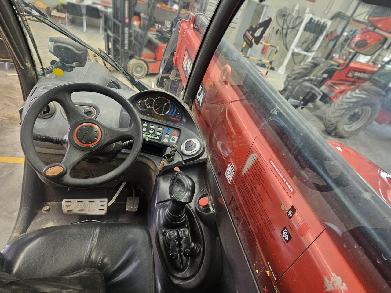 MANITOU MT1335 EASY - Teleszkópos rakodó: 5 kép. MANITOU MT1335 EASY - Teleszkópos rakodó: 5 kép.