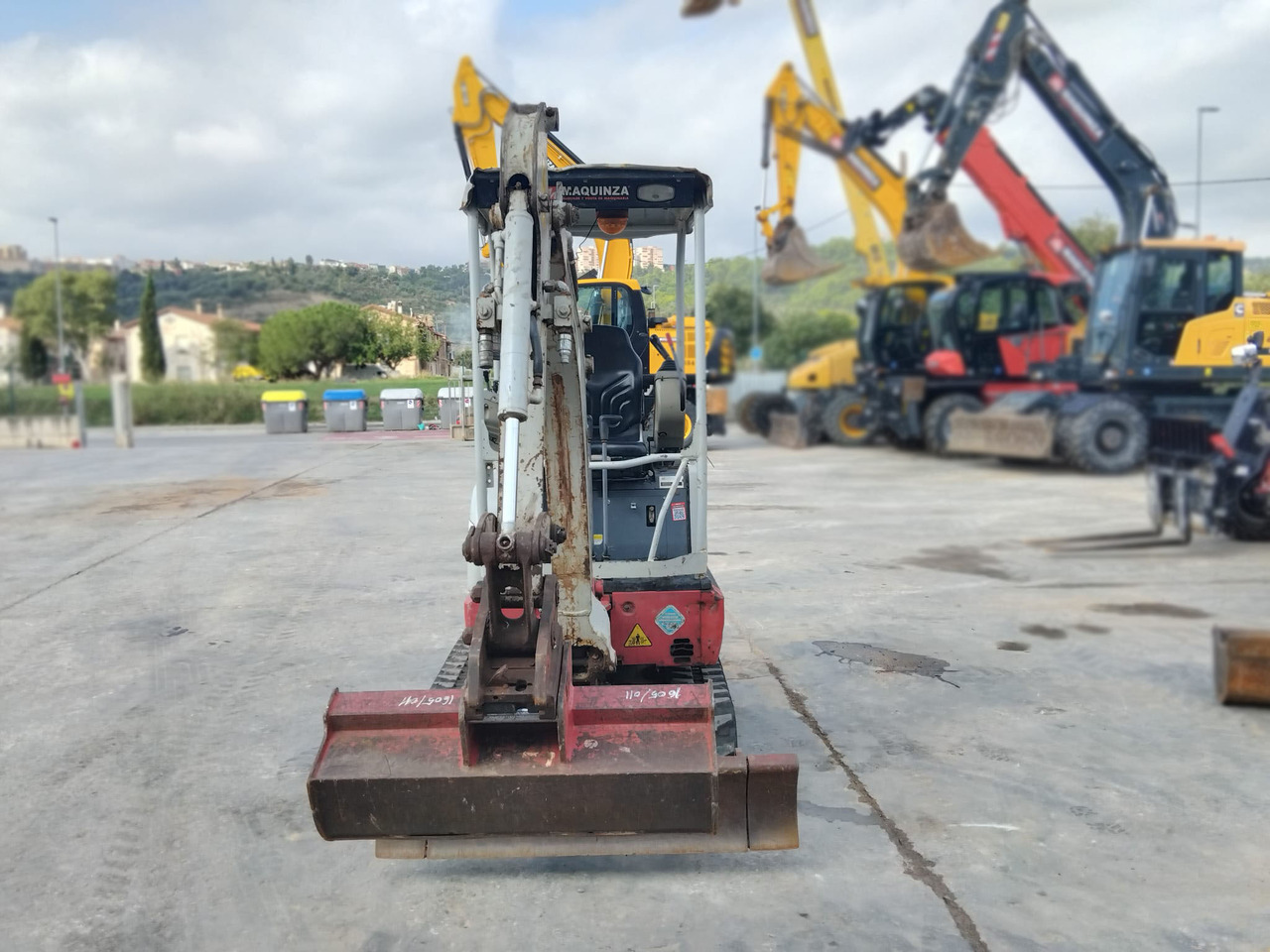 TAKEUCHI TB215R EASY - Minikotró: 4 kép. TAKEUCHI TB215R EASY - Minikotró: 4 kép.