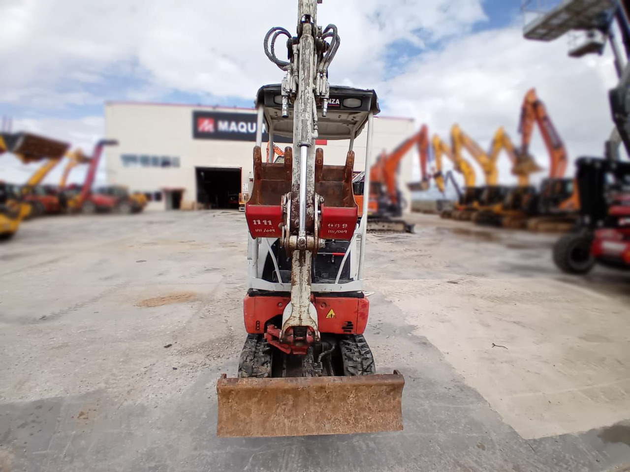 TAKEUCHI TB215R - Minikotró: 2 kép. TAKEUCHI TB215R - Minikotró: 2 kép.