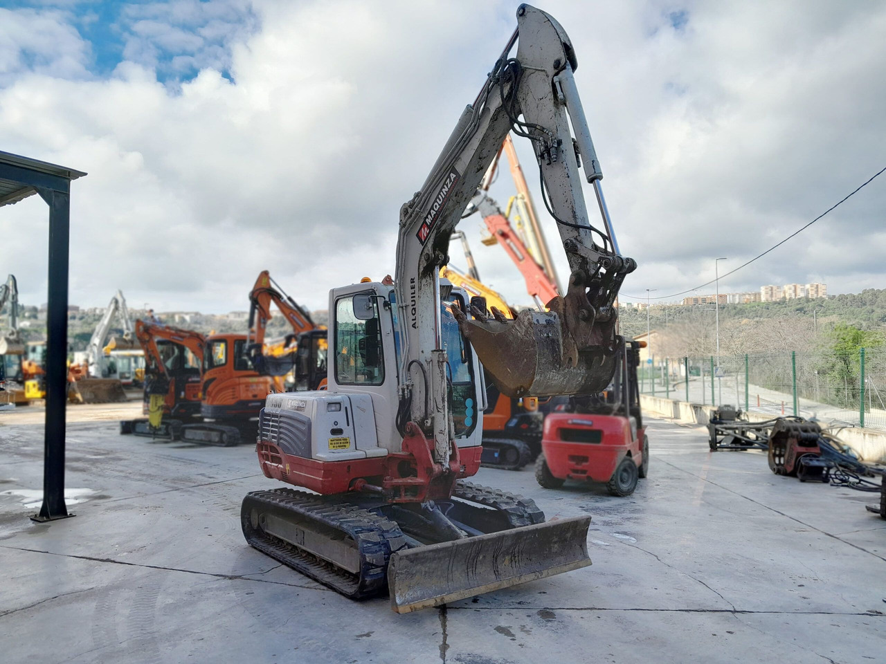 TAKEUCHI TB250 - Minikotró: 4 kép. TAKEUCHI TB250 - Minikotró: 4 kép.