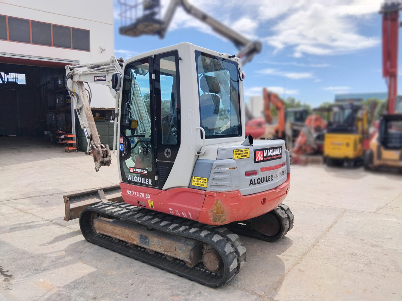 TAKEUCHI TB250 - Minikotró: 2 kép. TAKEUCHI TB250 - Minikotró: 2 kép.