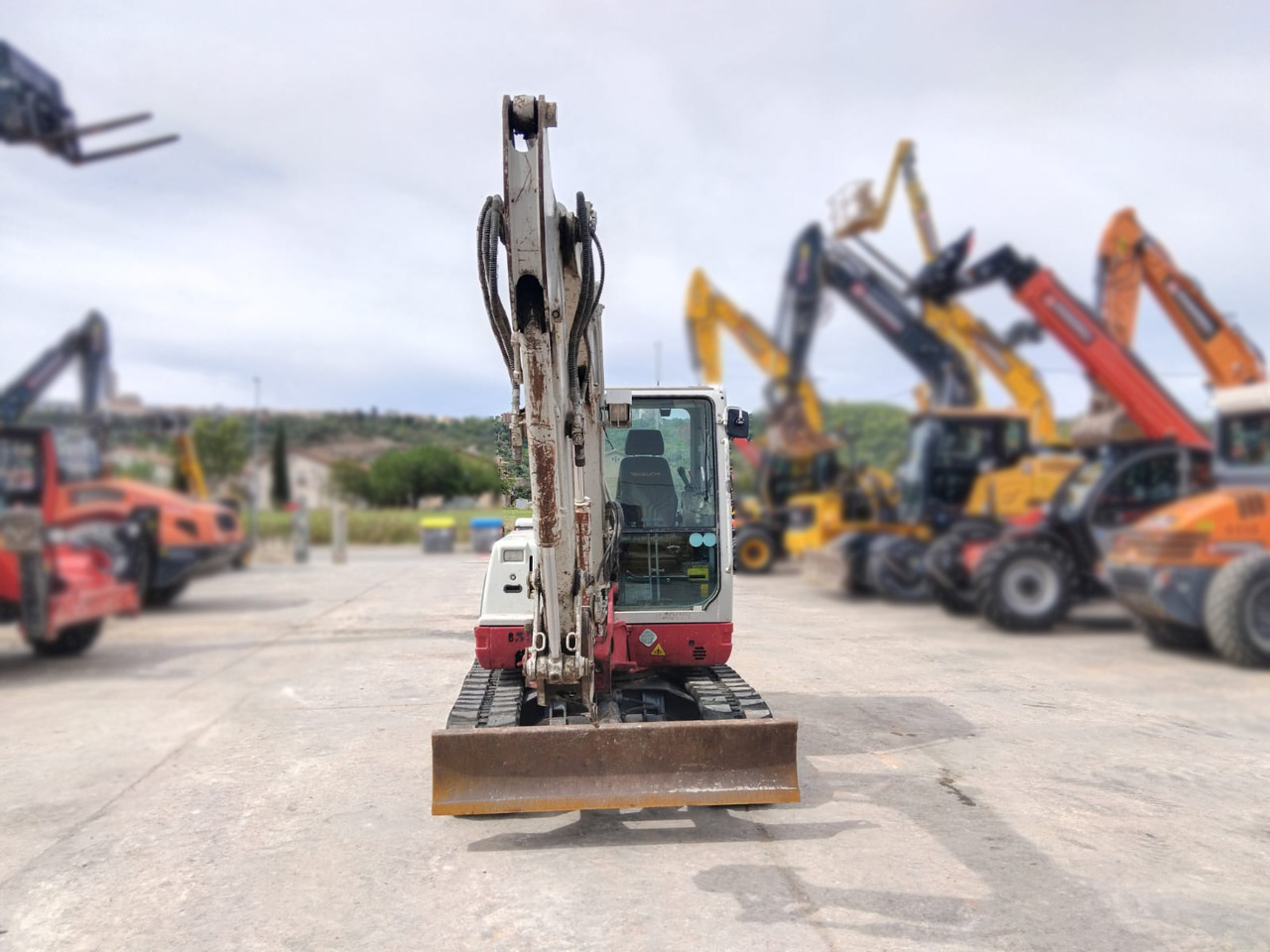 TAKEUCHI TB250 - Minikotró: 4 kép. TAKEUCHI TB250 - Minikotró: 4 kép.