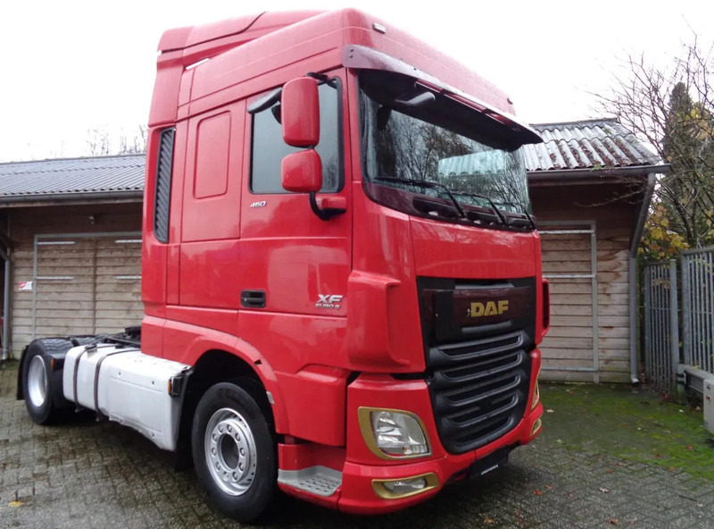 DAF XF 106 106-460 / Euro 6 ADR /Intarder / 2 tanks / Standairco - Nyergesvontató: 2 kép. DAF XF 106 106-460 / Euro 6 ADR /Intarder / 2 tanks / Standairco - Nyergesvontató: 2 kép.