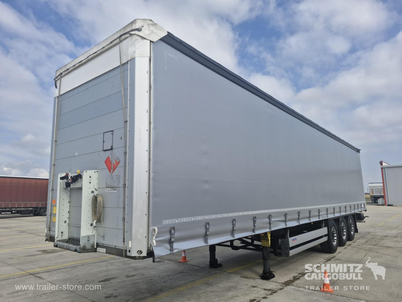 SCHMITZ Curtainsider Standard - Ponyvás félpótkocsi: 1 kép. SCHMITZ Curtainsider Standard - Ponyvás félpótkocsi: 1 kép.