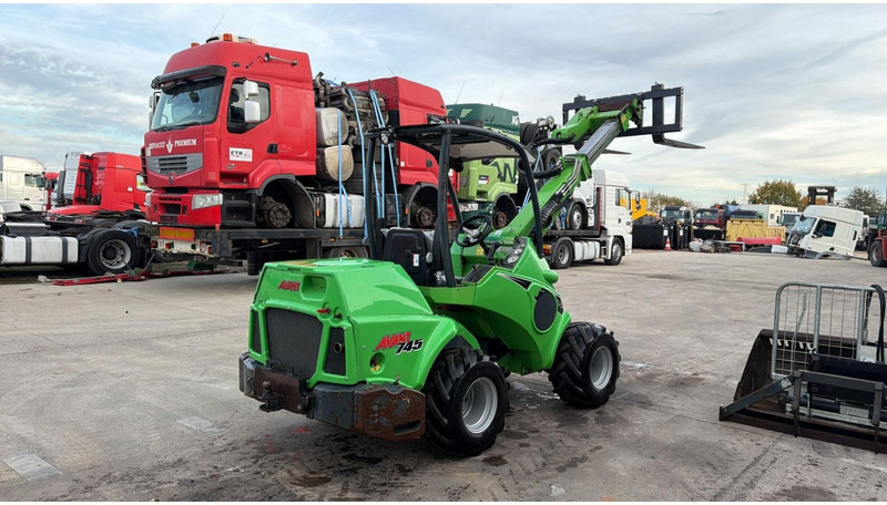 Avant 745 TDL (BELGIAN MACHINE / TOP CONDITION / 4X4 OPTIDRIVE / INCL ATTACHMENTS) - Kompakt lánctalpas rakodó: 5 kép. Avant 745 TDL (BELGIAN MACHINE / TOP CONDITION / 4X4 OPTIDRIVE / INCL ATTACHMENTS) - Kompakt lánctalpas rakodó: 5 kép.