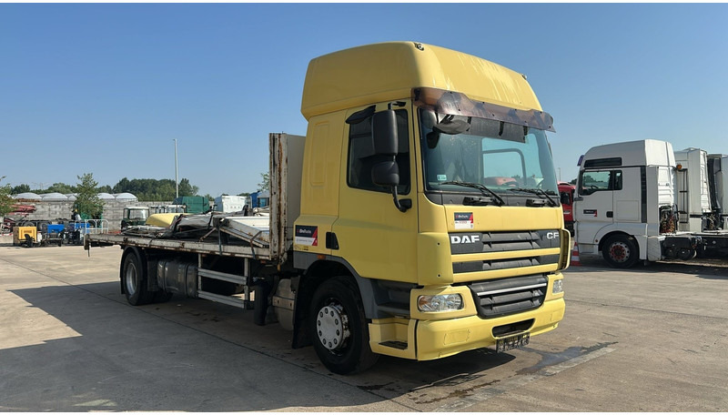 DAF 75 CF 310 (GOOD CONDITION / POSSIBLE AS BOX WITH CURTAIN / BONNE ETAT) - Platós teherautó: 3 kép. DAF 75 CF 310 (GOOD CONDITION / POSSIBLE AS BOX WITH CURTAIN / BONNE ETAT) - Platós teherautó: 3 kép.
