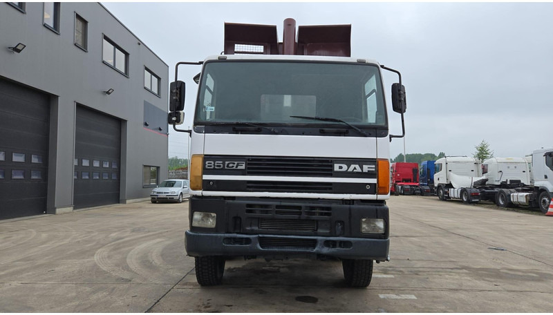 DAF 85 CF 340 (EURO 2 / MANUAL PUMP / STEEL SUSP. / POSSIBLE AS CHASSIS / 8X4) - Billenőplatós teherautó: 2 kép. DAF 85 CF 340 (EURO 2 / MANUAL PUMP / STEEL SUSP. / POSSIBLE AS CHASSIS / 8X4) - Billenőplatós teherautó: 2 kép.