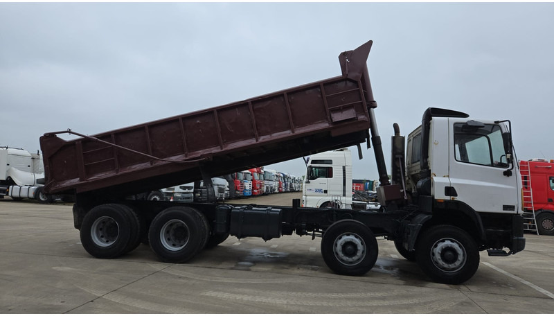 DAF 85 CF 340 (EURO 2 / MANUAL PUMP / STEEL SUSP. / POSSIBLE AS CHASSIS / 8X4) - Billenőplatós teherautó: 4 kép. DAF 85 CF 340 (EURO 2 / MANUAL PUMP / STEEL SUSP. / POSSIBLE AS CHASSIS / 8X4) - Billenőplatós teherautó: 4 kép.