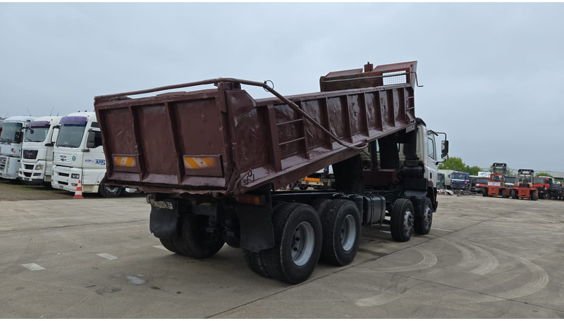 DAF 85 CF 340 (EURO 2 / MANUAL PUMP / STEEL SUSP. / POSSIBLE AS CHASSIS / 8X4) - Billenőplatós teherautó: 5 kép. DAF 85 CF 340 (EURO 2 / MANUAL PUMP / STEEL SUSP. / POSSIBLE AS CHASSIS / 8X4) - Billenőplatós teherautó: 5 kép.