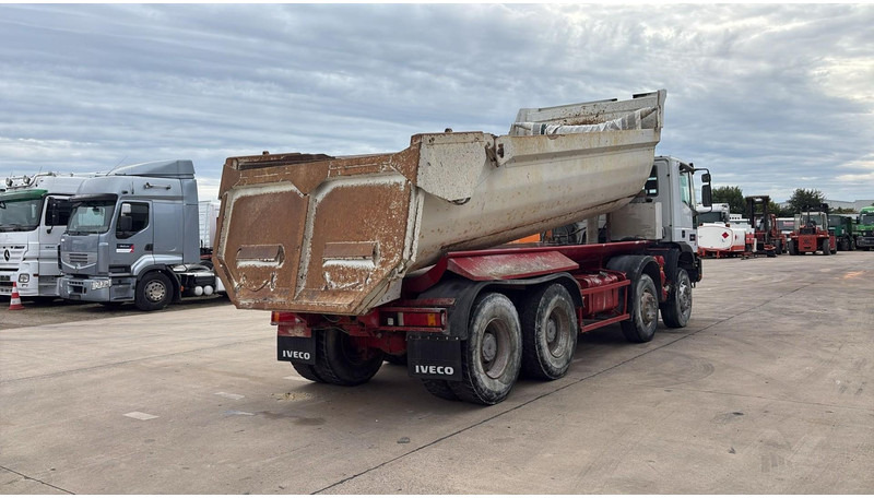 Iveco EUROTRAKKER 320 E 35 (GRAND PONT / LAMES / POMPE MANUELLE / 8X4 / CURSOR 8) - Billenőplatós teherautó: 5 kép. Iveco EUROTRAKKER 320 E 35 (GRAND PONT / LAMES / POMPE MANUELLE / 8X4 / CURSOR 8) - Billenőplatós teherautó: 5 kép.