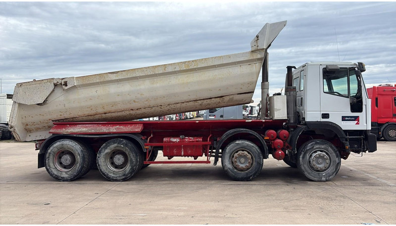 Iveco EUROTRAKKER 320 E 35 (GRAND PONT / LAMES / POMPE MANUELLE / 8X4 / CURSOR 8) - Billenőplatós teherautó: 4 kép. Iveco EUROTRAKKER 320 E 35 (GRAND PONT / LAMES / POMPE MANUELLE / 8X4 / CURSOR 8) - Billenőplatós teherautó: 4 kép.