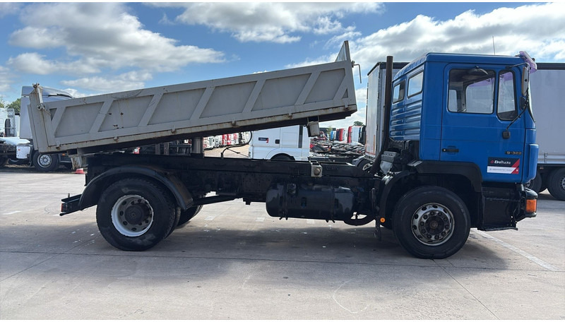 MAN 19.322 (MANUAL PUMP / STEEL SUSP. / LAMES / POMPE MANUELLE / BIG AXLE / GRAND PONT) - Billenőplatós teherautó: 4 kép. MAN 19.322 (MANUAL PUMP / STEEL SUSP. / LAMES / POMPE MANUELLE / BIG AXLE / GRAND PONT) - Billenőplatós teherautó: 4 kép.
