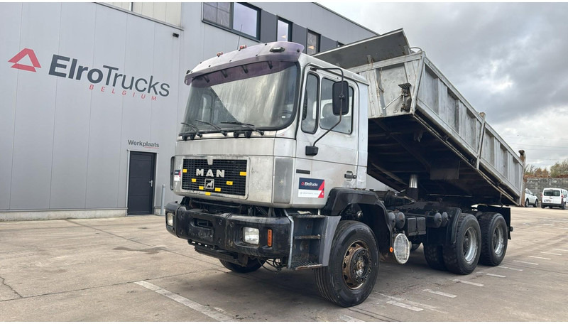 MAN 26.372 (MANUAL PUMP / POMPE MANUELLE / LAMES / GRAND PONT / STEEL SUSP. / 6 CYLINDER) - Billenőplatós teherautó: 1 kép. MAN 26.372 (MANUAL PUMP / POMPE MANUELLE / LAMES / GRAND PONT / STEEL SUSP. / 6 CYLINDER) - Billenőplatós teherautó: 1 kép.