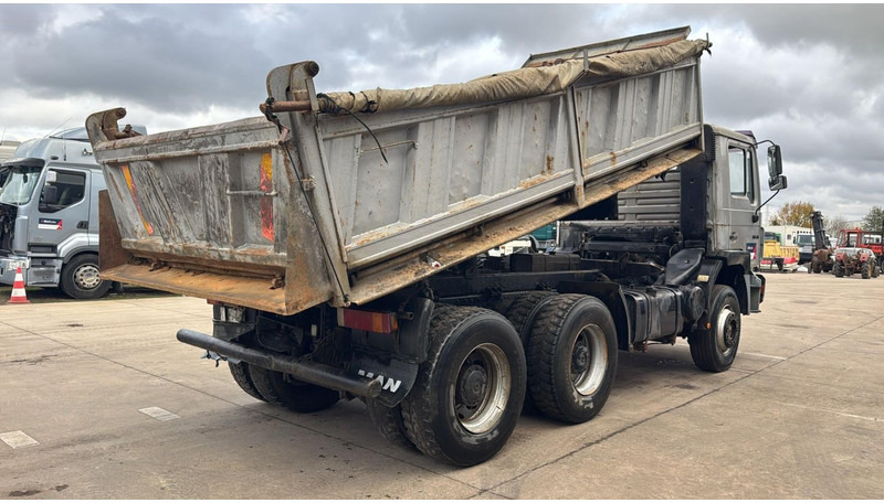 MAN 26.372 (MANUAL PUMP / POMPE MANUELLE / LAMES / GRAND PONT / STEEL SUSP. / 6 CYLINDER) - Billenőplatós teherautó: 4 kép. MAN 26.372 (MANUAL PUMP / POMPE MANUELLE / LAMES / GRAND PONT / STEEL SUSP. / 6 CYLINDER) - Billenőplatós teherautó: 4 kép.