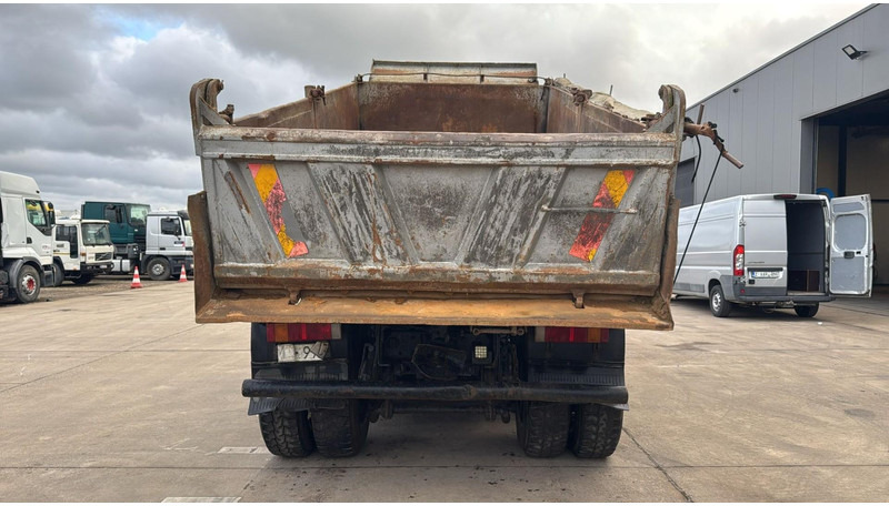 MAN 26.372 (MANUAL PUMP / POMPE MANUELLE / LAMES / GRAND PONT / STEEL SUSP. / 6 CYLINDER) - Billenőplatós teherautó: 5 kép. MAN 26.372 (MANUAL PUMP / POMPE MANUELLE / LAMES / GRAND PONT / STEEL SUSP. / 6 CYLINDER) - Billenőplatós teherautó: 5 kép.