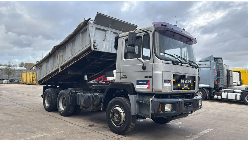 MAN 26.372 (MANUAL PUMP / POMPE MANUELLE / LAMES / GRAND PONT / STEEL SUSP. / 6 CYLINDER) - Billenőplatós teherautó: 3 kép. MAN 26.372 (MANUAL PUMP / POMPE MANUELLE / LAMES / GRAND PONT / STEEL SUSP. / 6 CYLINDER) - Billenőplatós teherautó: 3 kép.