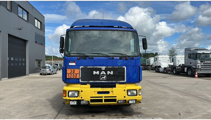 MAN 26.402 (18.000 L / 6X2 / 6 CYLINDER / FRONT STEEL / 3 COMPARTIMENTS) - Tartályos teherautó: 2 kép. MAN 26.402 (18.000 L / 6X2 / 6 CYLINDER / FRONT STEEL / 3 COMPARTIMENTS) - Tartályos teherautó: 2 kép.