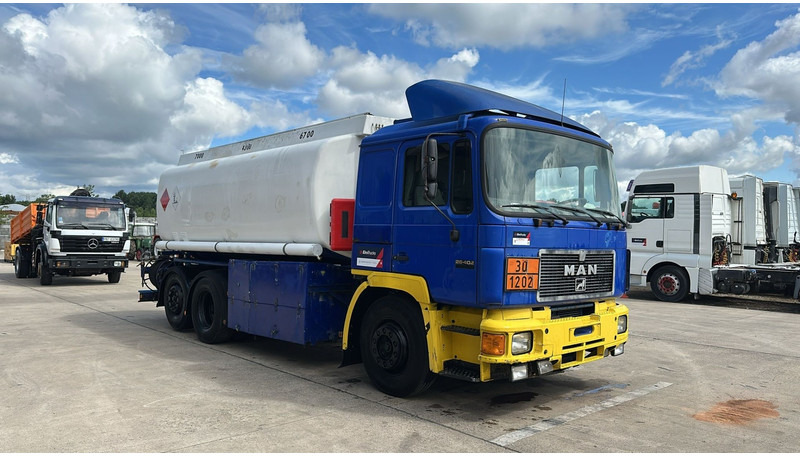 MAN 26.402 (18.000 L / 6X2 / 6 CYLINDER / FRONT STEEL / 3 COMPARTIMENTS) - Tartályos teherautó: 3 kép. MAN 26.402 (18.000 L / 6X2 / 6 CYLINDER / FRONT STEEL / 3 COMPARTIMENTS) - Tartályos teherautó: 3 kép.