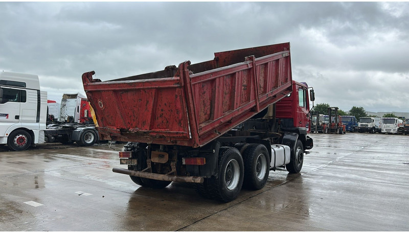 MAN 26.403 (STEEL SUSPENSION / VERY CLEAN / 6 CYLINDER / BIG AXLE / EURO 2) - Billenőplatós teherautó: 4 kép. MAN 26.403 (STEEL SUSPENSION / VERY CLEAN / 6 CYLINDER / BIG AXLE / EURO 2) - Billenőplatós teherautó: 4 kép.