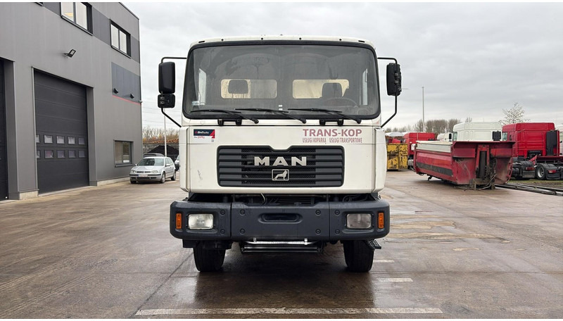 MAN 27.414 (6 CYLINDER / EURO 2 / TOP CONDITION / BONNE ETATT / GRAND PONT / LAMES / STEEL SUSP.) - Billenőplatós teherautó: 2 kép. MAN 27.414 (6 CYLINDER / EURO 2 / TOP CONDITION / BONNE ETATT / GRAND PONT / LAMES / STEEL SUSP.) - Billenőplatós teherautó: 2 kép.