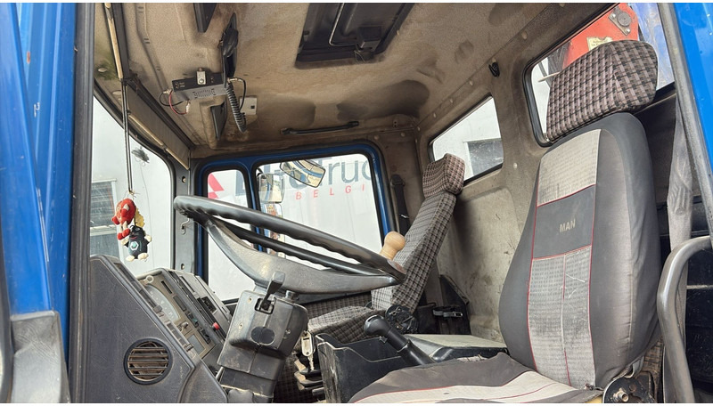 Billenőplatós teherautó, Darus autó MAN 35.362 (6 CYLINDER / MANUAL PUMP / 8X4 / FALFINGER CRANE PK80 / STEEL SUSP.): 19 kép.