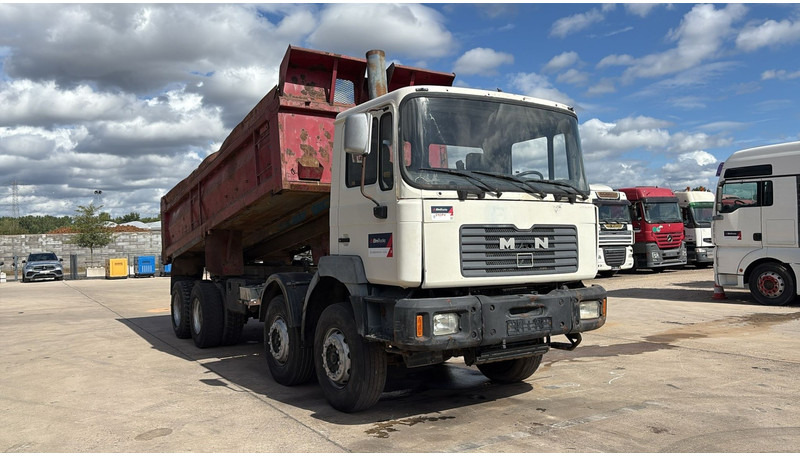 MAN 35.372 (MANUAL PUMP / 6 CYLINDER / BIG AXLE / STEEL SUSP.) - Billenőplatós teherautó: 2 kép. MAN 35.372 (MANUAL PUMP / 6 CYLINDER / BIG AXLE / STEEL SUSP.) - Billenőplatós teherautó: 2 kép.