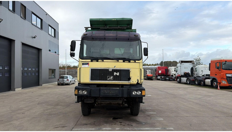 MAN 35.402 (8X8 / BIG AXLES / GRAND PONT / LAMES / STEEL SUSP. / 6 CYLINDER) - Billenőplatós teherautó: 2 kép. MAN 35.402 (8X8 / BIG AXLES / GRAND PONT / LAMES / STEEL SUSP. / 6 CYLINDER) - Billenőplatós teherautó: 2 kép.